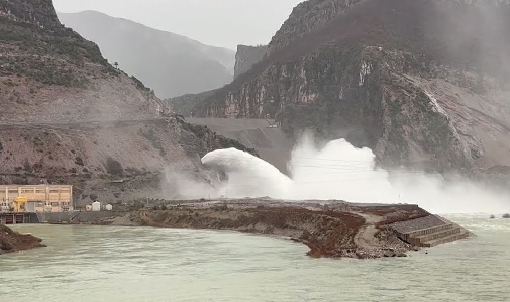 Moti i keq: Seman del nga shtrati, shkarkime masive në Fierzë, Koman dhe Vaun e Dejës